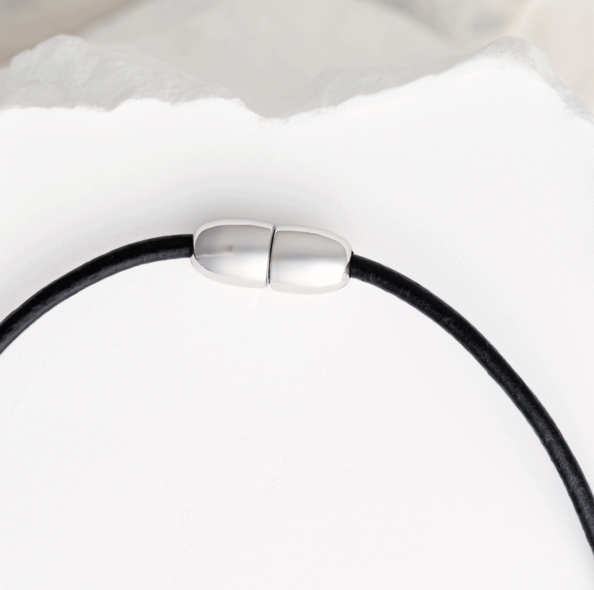 Magnetic breakaway clasp on cat pendant releasing when pulled